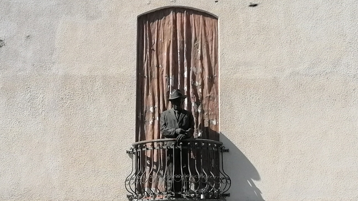 Gózon Gyula teljes alakos szobra -Babusa János szobrászművész alkotása- a felújítás előtti színház homlokzatán.